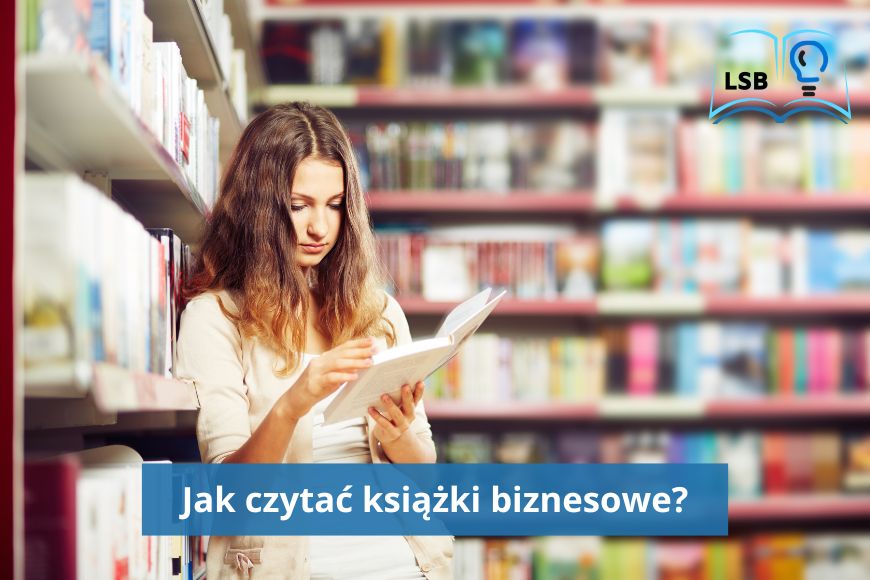 Młoda kobieta oparta o półkę z książkami przegląda książkę w twardej oprawie. Za nią też półki pełne książek. Księgarnia albo biblioteka