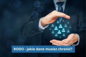 Dłonie mężczyzny otaczają ikonki ludzi, którzy zamiast głowy mają kłódki