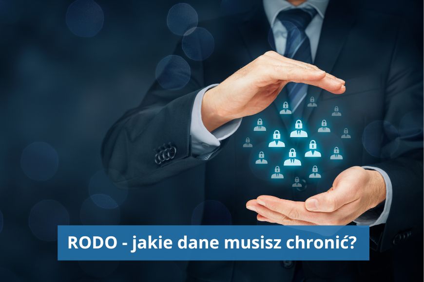 Dłonie mężczyzny otaczają ikonki ludzi, którzy zamiast głowy mają kłódki