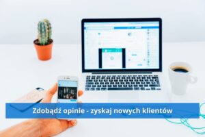 Laptop, komórka, na ekranie wysyłanie prośby o opinię.