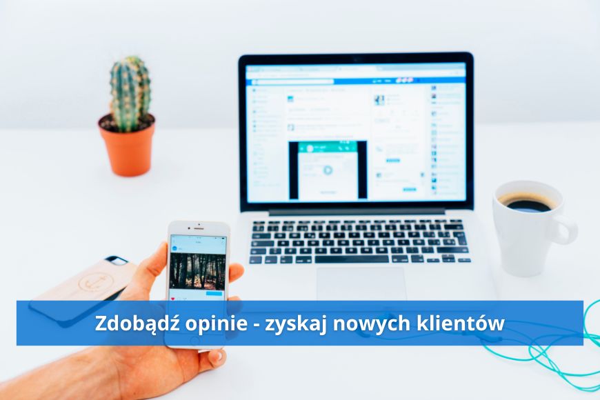 Laptop, komórka, na ekranie wysyłanie prośby o opinię.