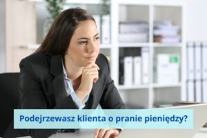 Zamyślona kobieta, głowę ma podpartą o rękę, patrzy w dal, w tle półki z dokumentami.