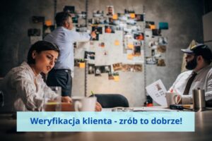 Kobieta i dwóch mężczyzn w tle tablica ze zdjęciami i poszlakami, jak w biurze detektywistycznym