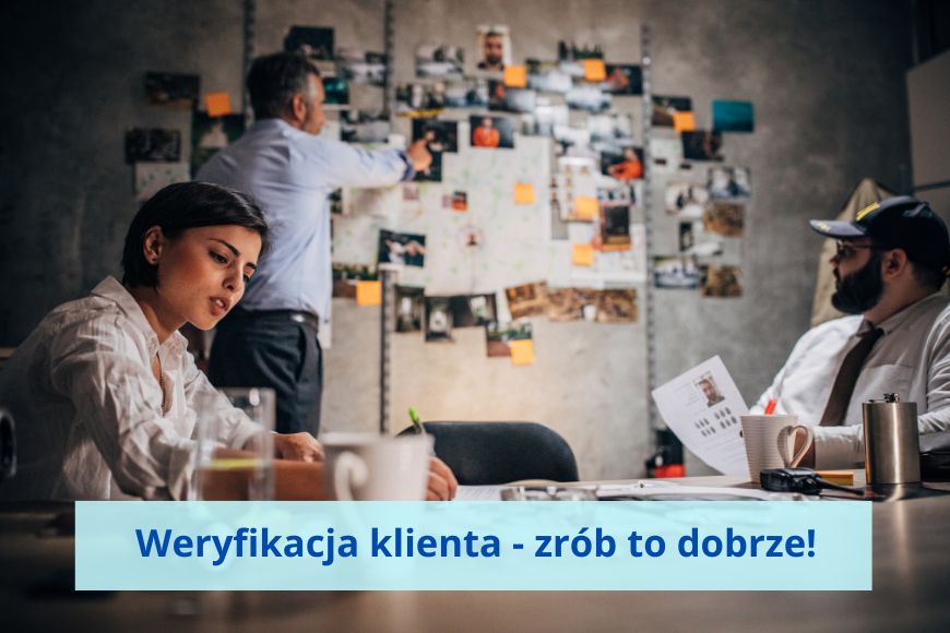 Kobieta i dwóch mężczyzn w tle tablica ze zdjęciami i poszlakami, jak w biurze detektywistycznym