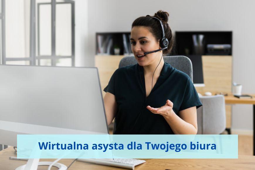 Wirtualna asystentka z słuchawką przy uchu siedzi za biurkiem przed monitorem komputera.