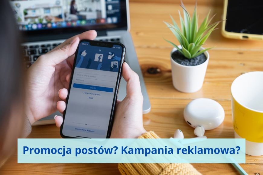 Dłonie z komórką w ręku. Na ekranie Facebook.
