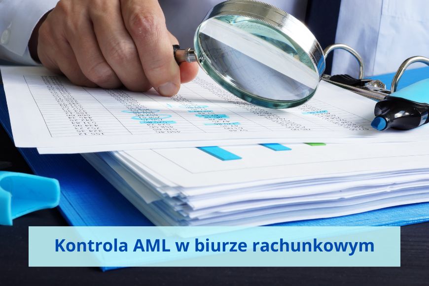 Lupa nad segregatorem z dokumentami.